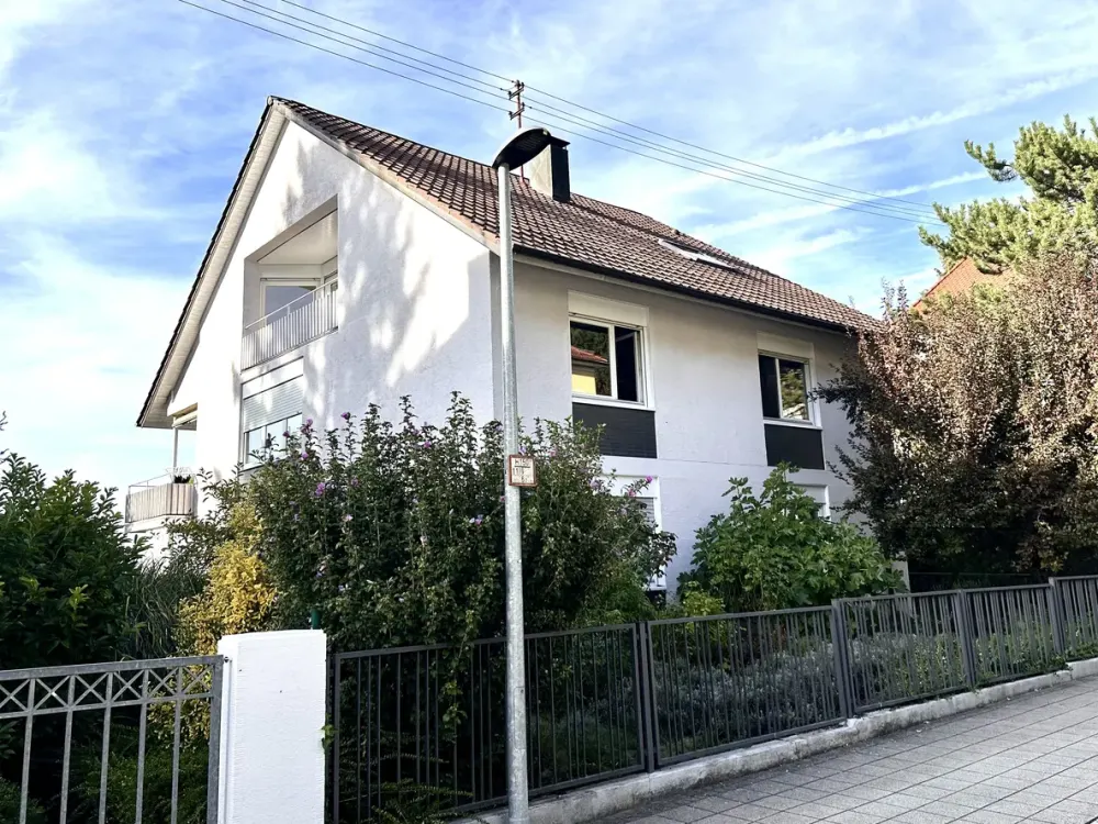 Seltenheit in Halbhöhenlage! Sehr schöne kernsanierte 2,5-Zimmer-Wohnung in Bestlage am Turmberg!