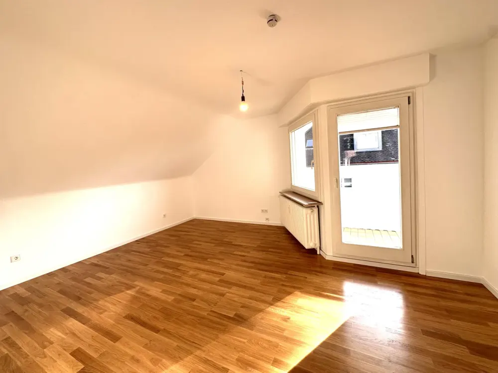 Seltenheit in Halbhöhenlage! Sehr schöne kernsanierte 2,5-Zimmer-Wohnung in Bestlage am Turmberg!