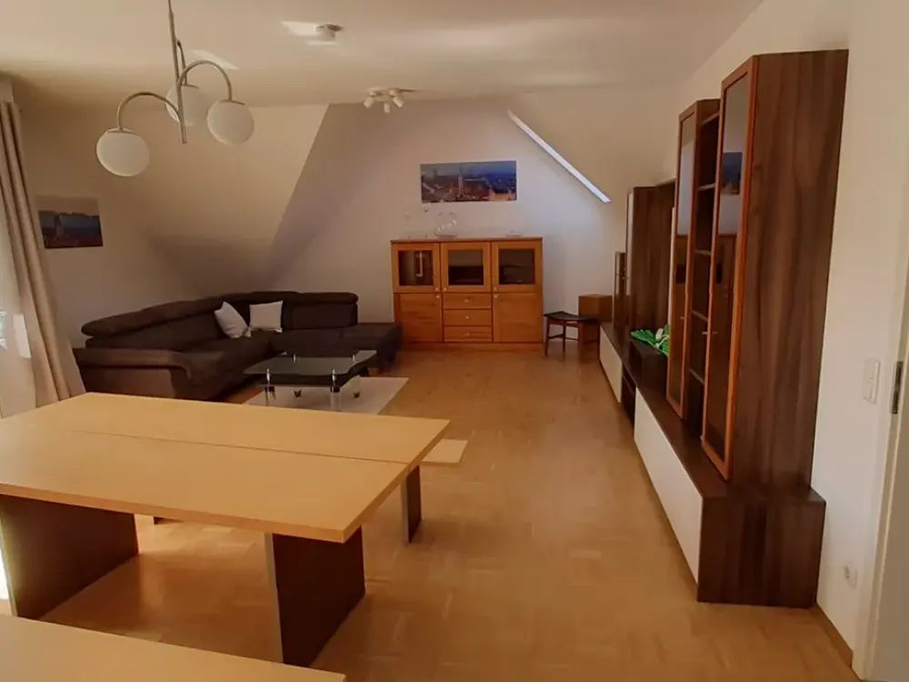 Geräumige, teilmöblierte 3 Zimmer Dachgeschoßwohnung mit Balkon