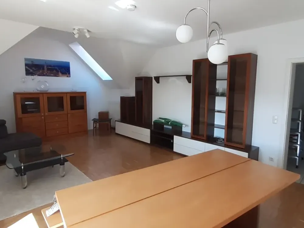 Geräumige, teilmöblierte 3 Zimmer Dachgeschoßwohnung mit Balkon