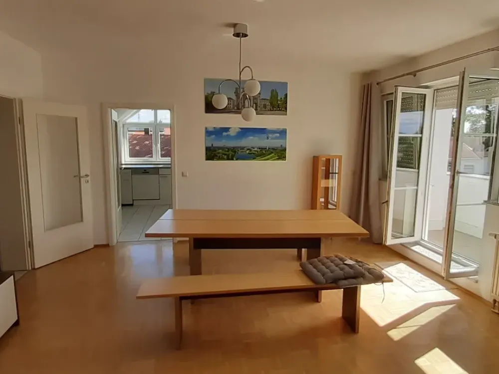Geräumige, teilmöblierte 3 Zimmer Dachgeschoßwohnung mit Balkon