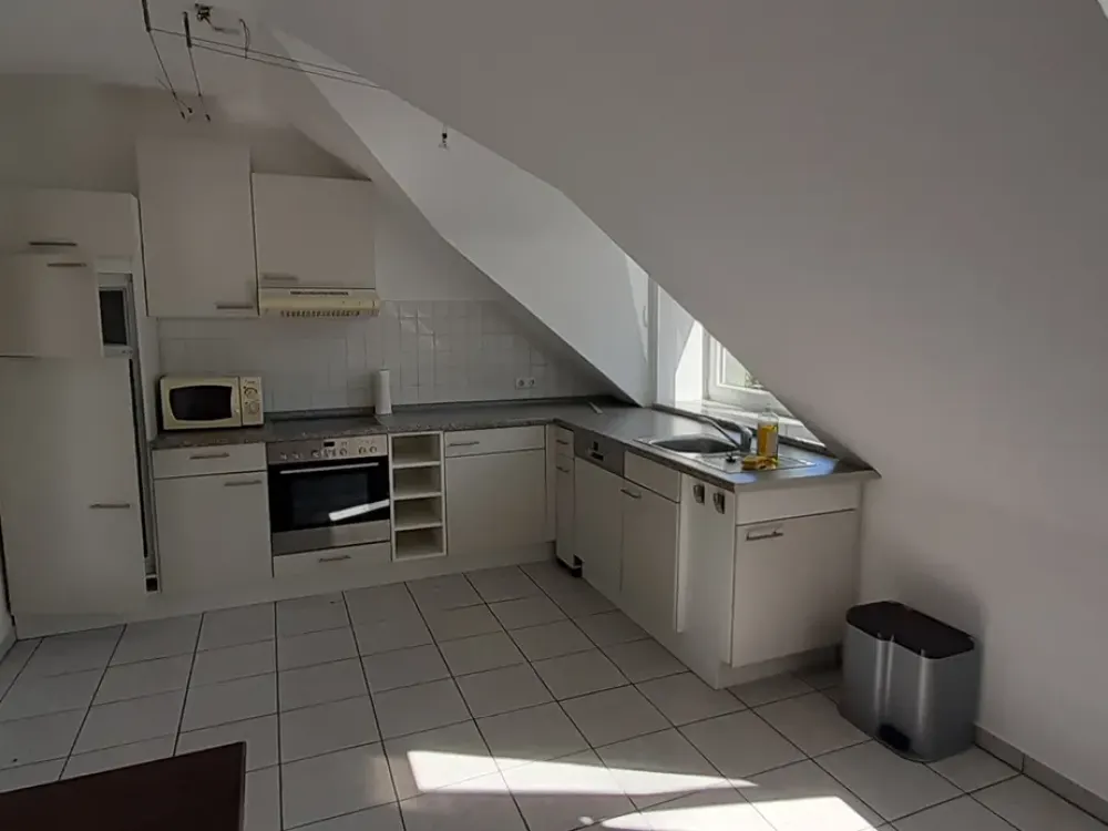 Geräumige, teilmöblierte 3 Zimmer Dachgeschoßwohnung mit Balkon