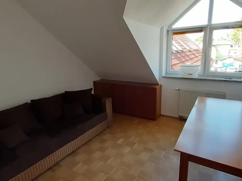 Geräumige, teilmöblierte 3 Zimmer Dachgeschoßwohnung mit Balkon
