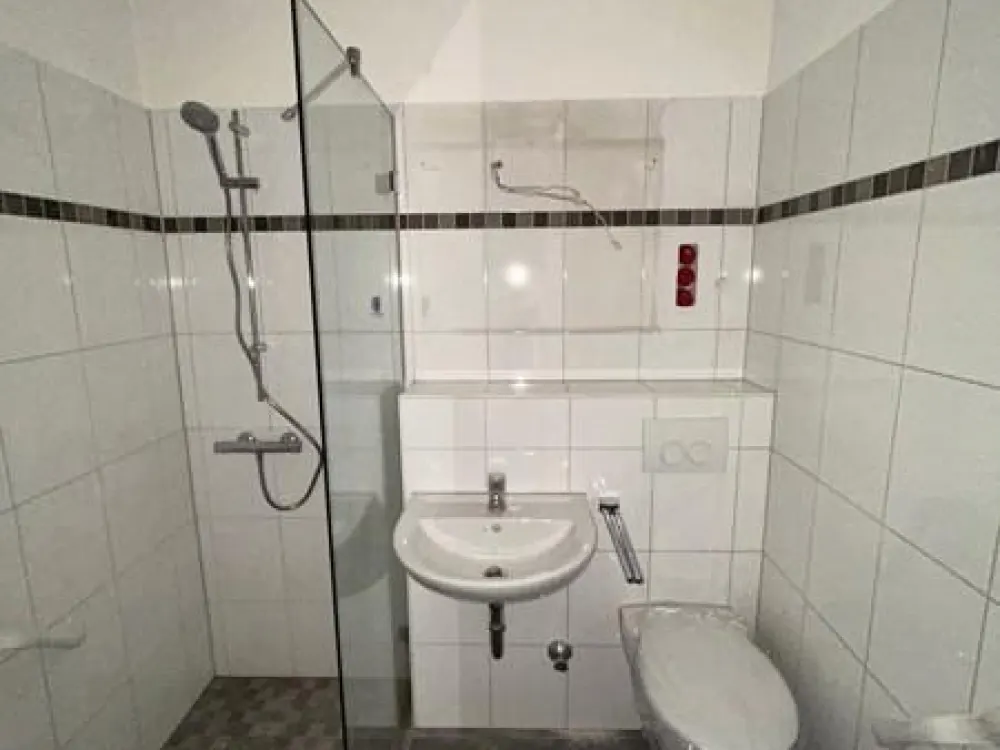 3-Zimmer-Wohnung mit Wand und Bodenbelag