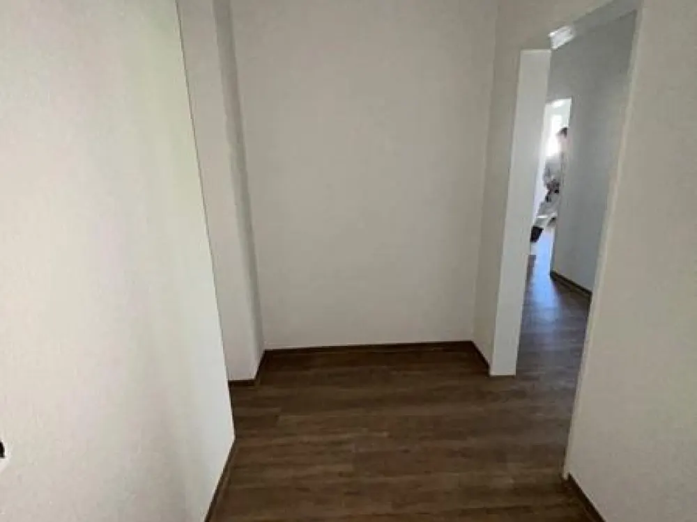 3-Zimmer-Wohnung mit Wand und Bodenbelag