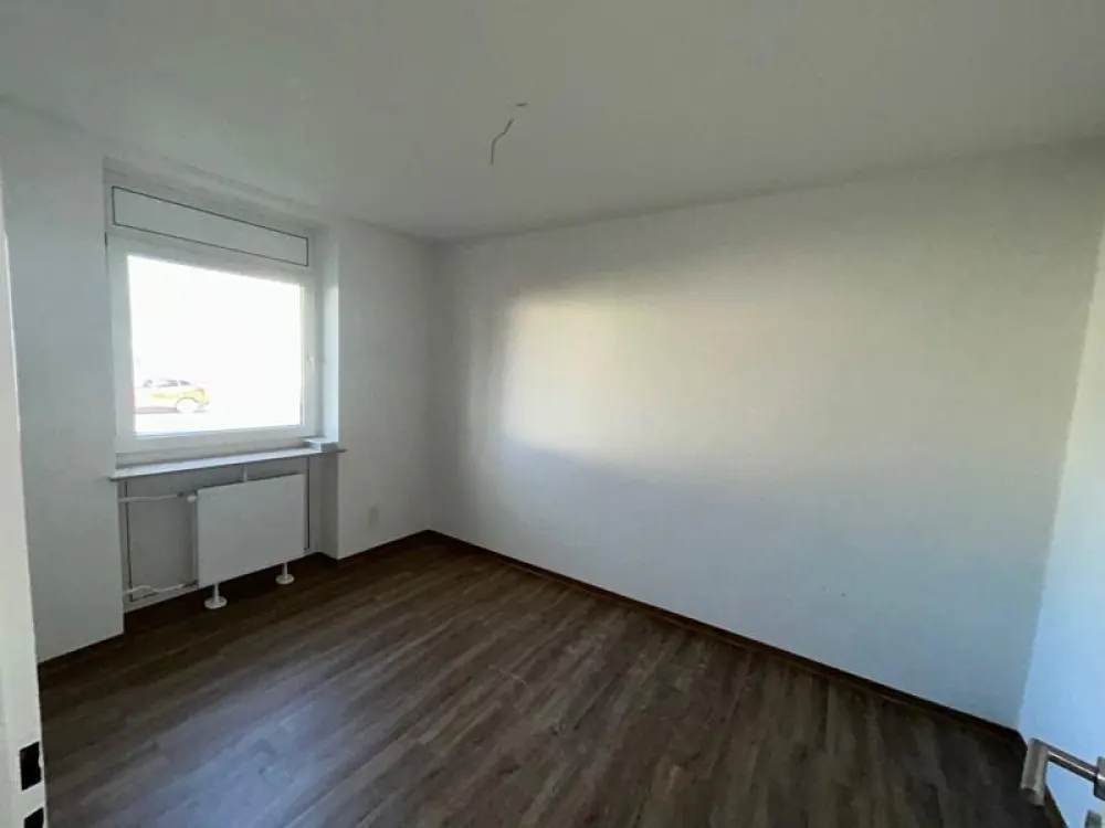 3-Zimmer-Wohnung mit Wand und Bodenbelag