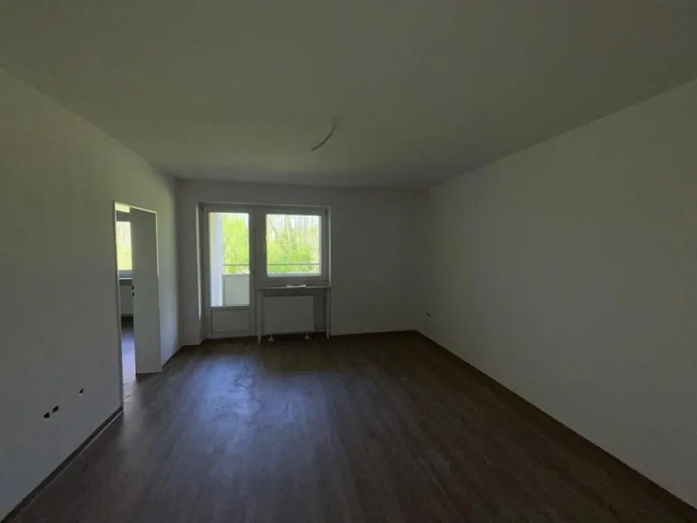 3-Zimmer-Wohnung mit Wand und Bodenbelag