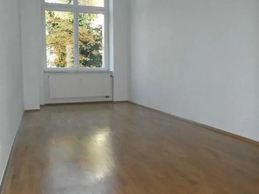 ** 3-R-Wohnung mit Parkett & Eckbadewanne **