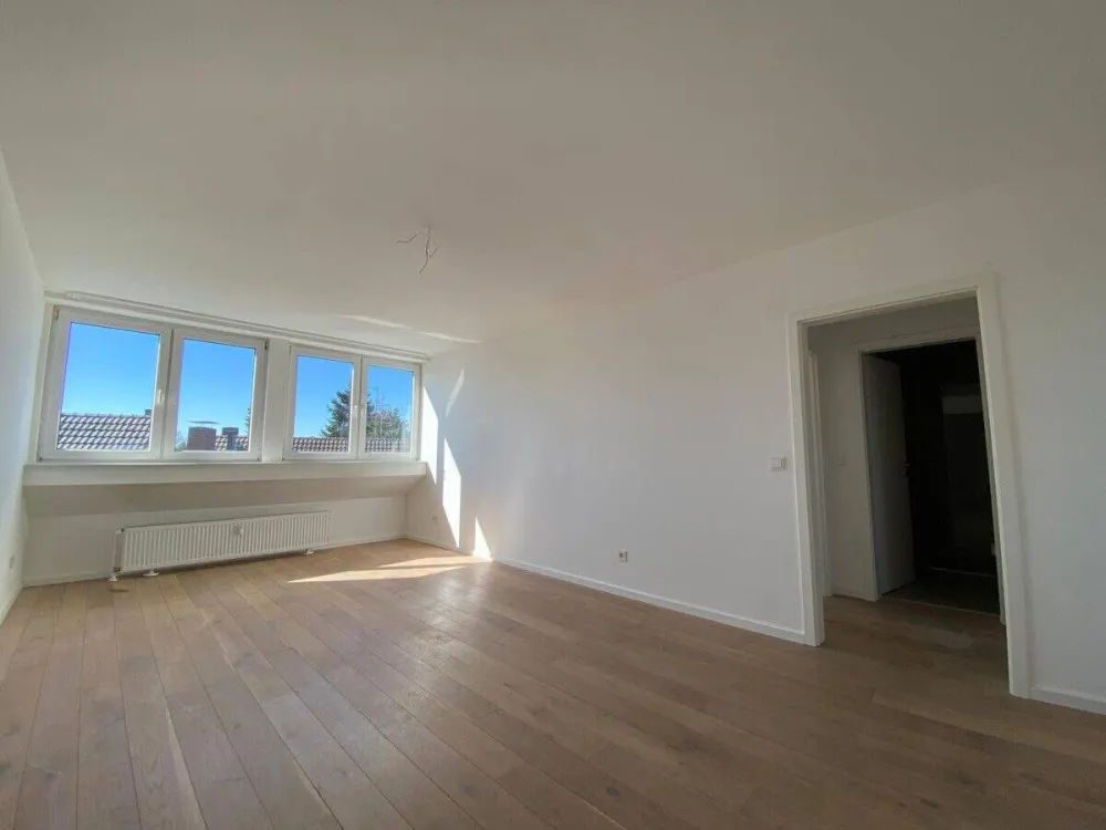 Außergewöhnliche 4-Zimmer-Wohnung mit 2 Bädern und Balkon in Köln-Longerich