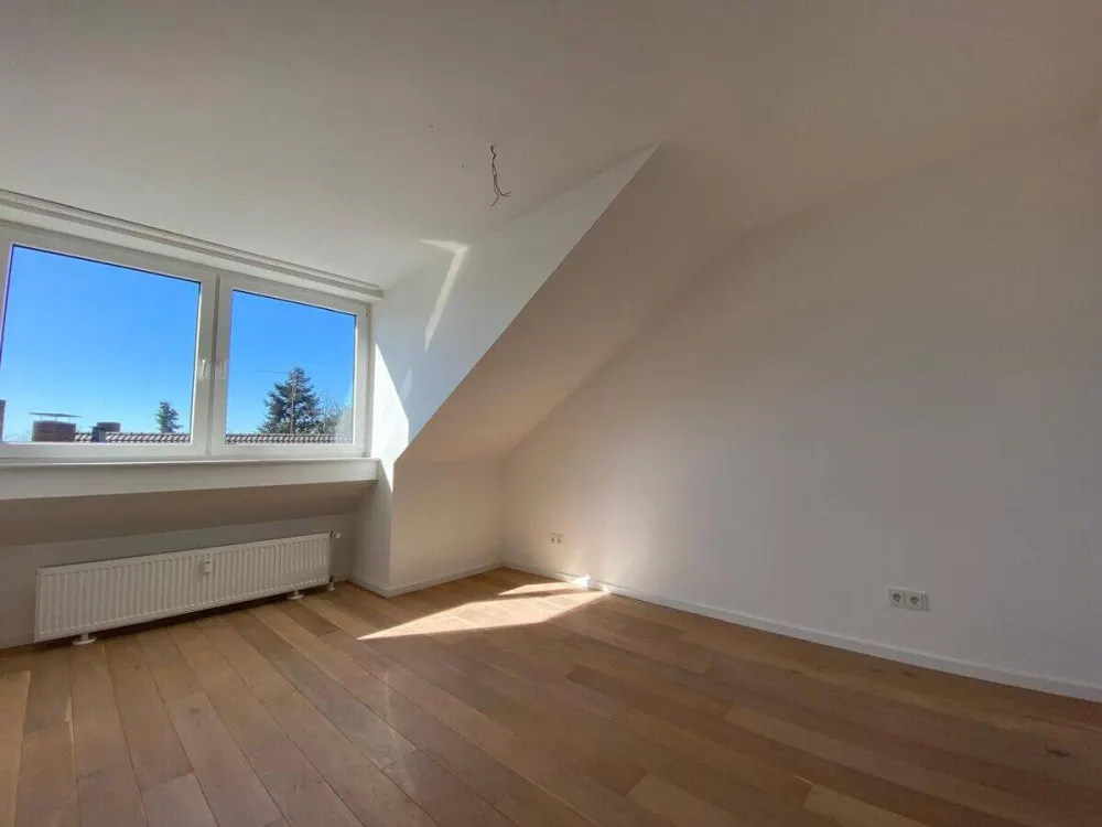 Außergewöhnliche 4-Zimmer-Wohnung mit 2 Bädern und Balkon in Köln-Longerich