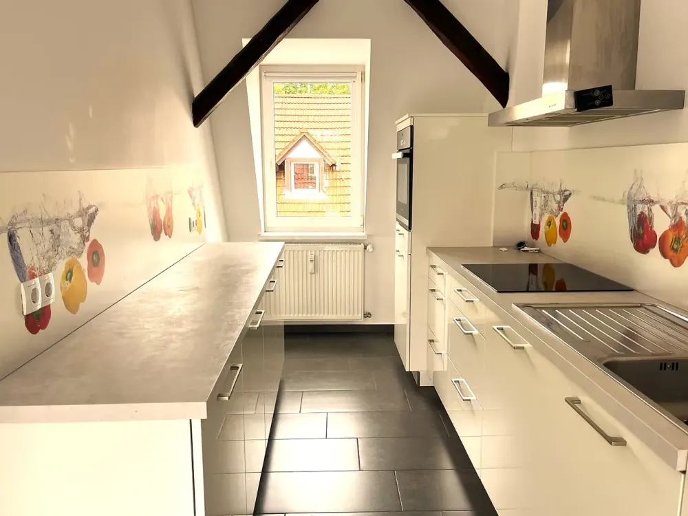 Sanierte, helle 3,5 Zi. DG-Wohnung mit Balkon, Walk-in Dusche, neuwertiger EBK und echten Holzdielen