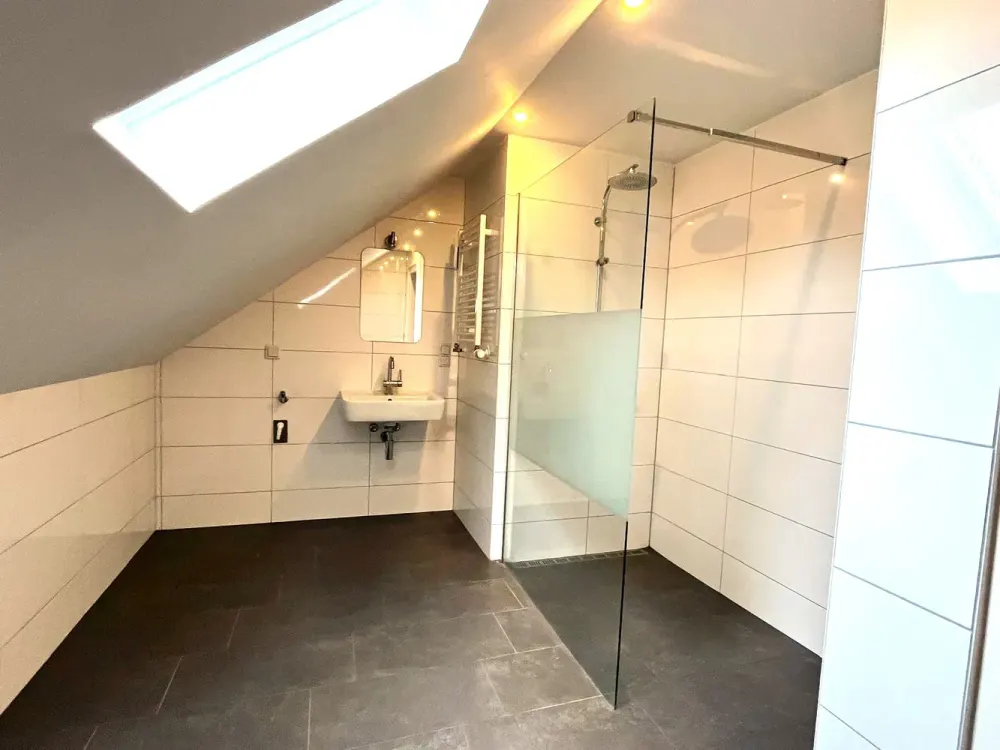 Sanierte, helle 3,5 Zi. DG-Wohnung mit Balkon, Walk-in Dusche, neuwertiger EBK und echten Holzdielen