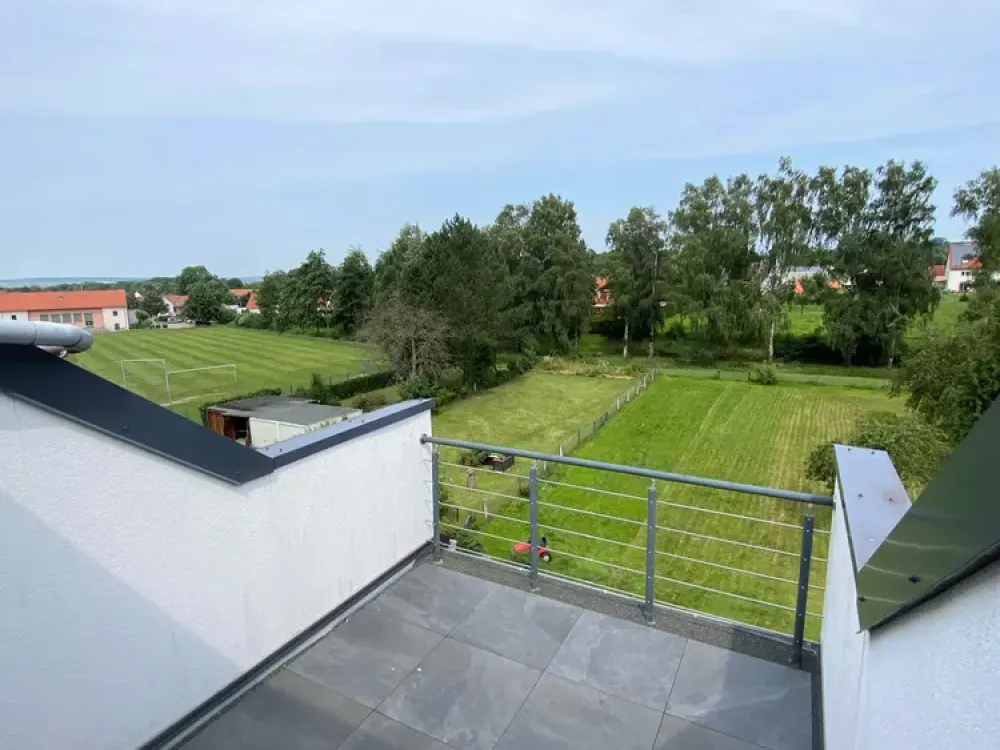 Sanierte, helle 3,5 Zi. DG-Wohnung mit Balkon, Walk-in Dusche, neuwertiger EBK und echten Holzdielen