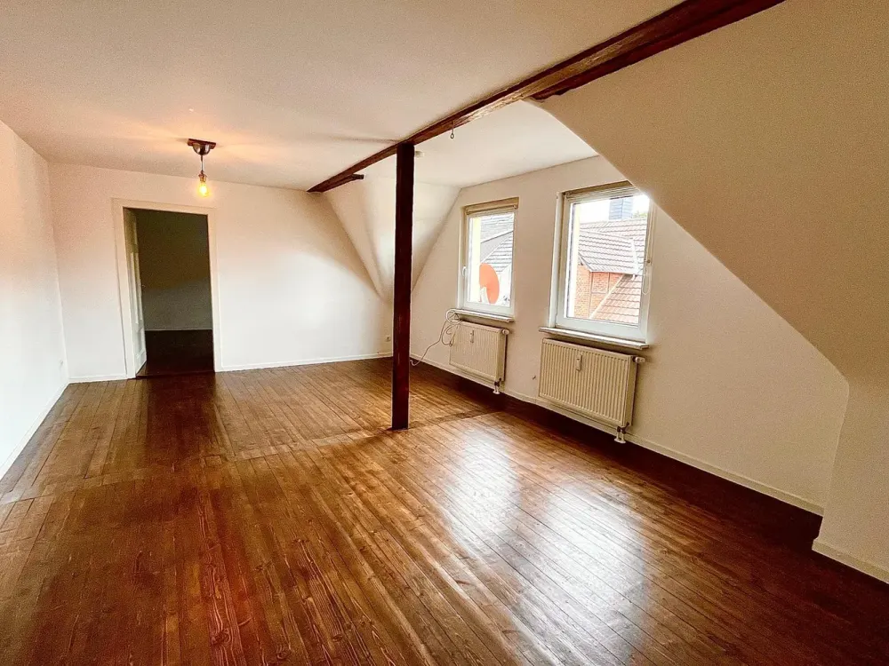 Sanierte, helle 3,5 Zi. DG-Wohnung mit Balkon, Walk-in Dusche, neuwertiger EBK und echten Holzdielen