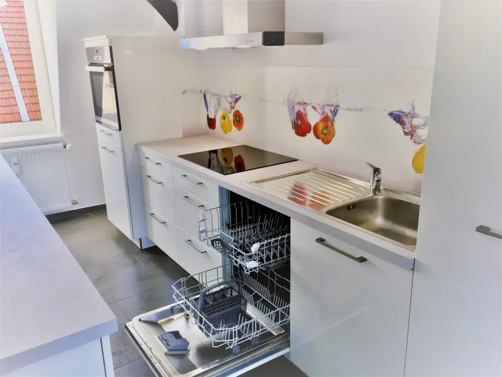 Sanierte, helle 3,5 Zi. DG-Wohnung mit Balkon, Walk-in Dusche, neuwertiger EBK und echten Holzdielen