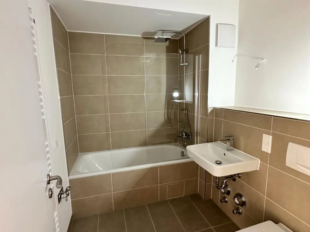 Erstbezug nach umfassender Renovierung: Helle 2-Zimmer-Wohnung