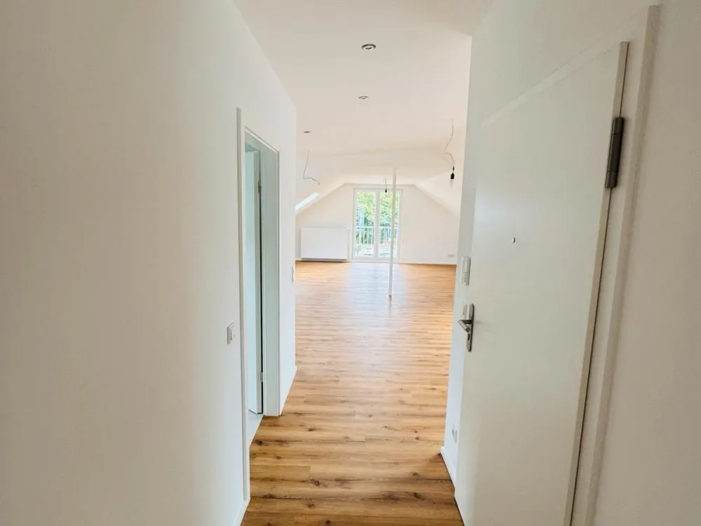 Einziehen, wohlfühlen und genießen. Sanierte 2 Zi Wohnung.