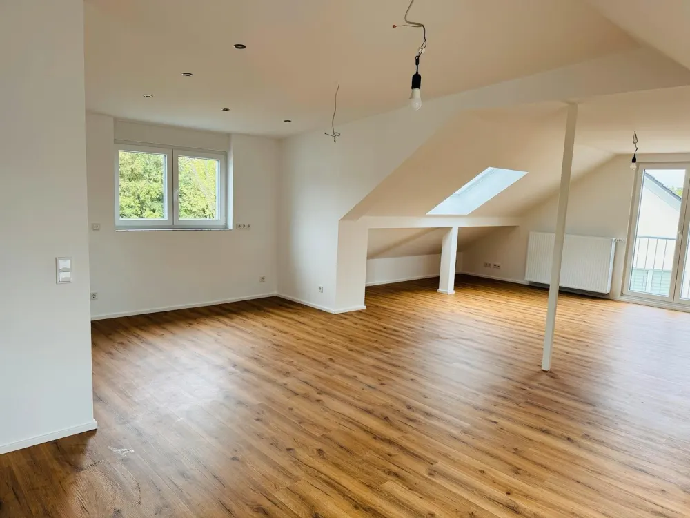 Einziehen, wohlfühlen und genießen. Sanierte 2 Zi Wohnung.