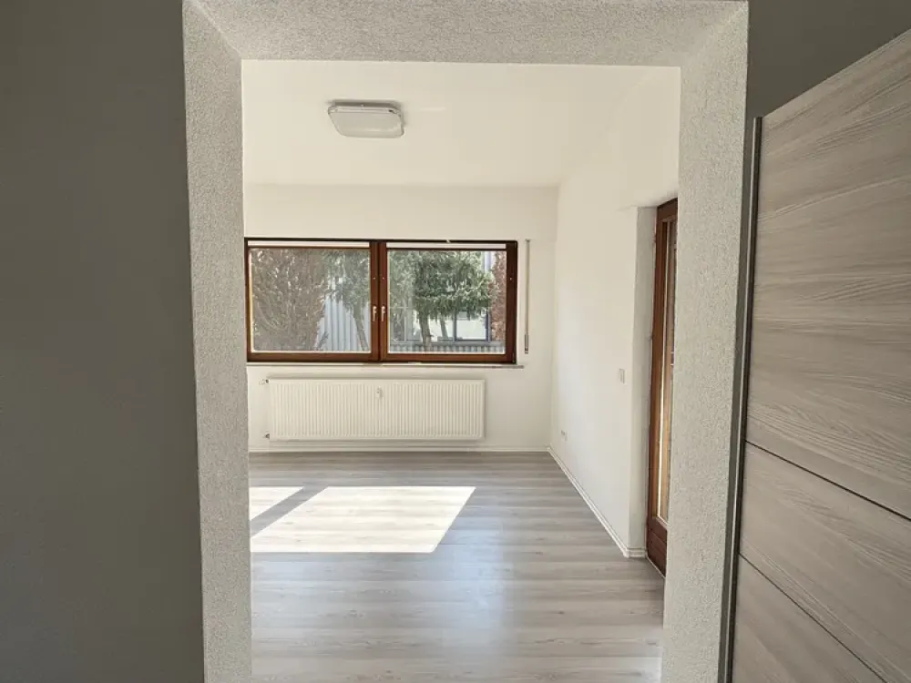 Riesiges WG Zimmer für Single oder Paare ab sofort verfügbar!