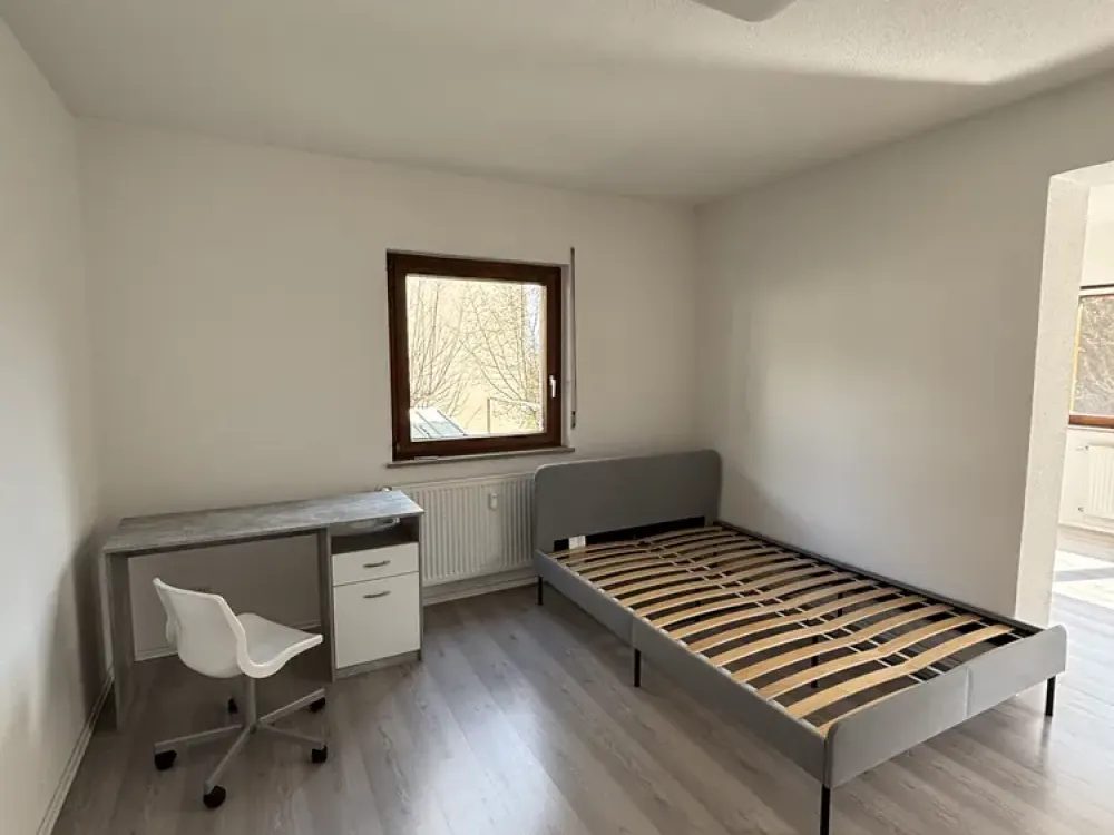 Riesiges WG Zimmer für Single oder Paare ab sofort verfügbar!