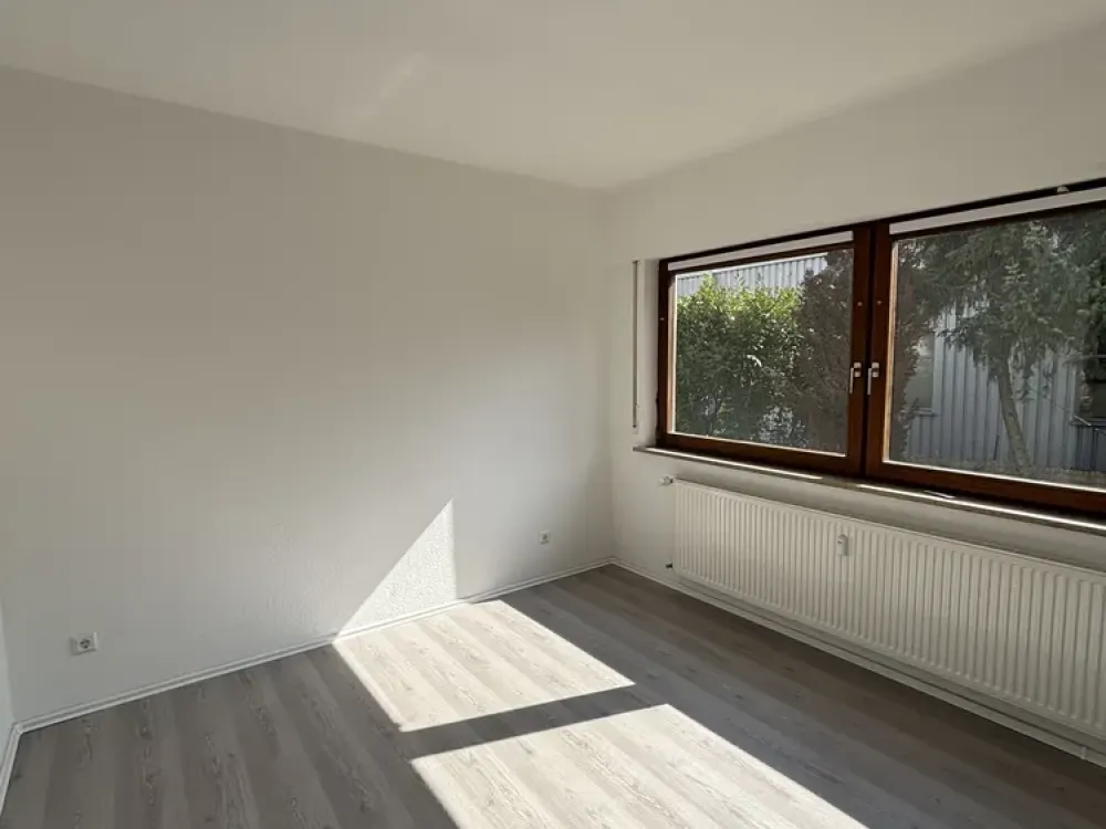 Riesiges WG Zimmer für Single oder Paare ab sofort verfügbar!