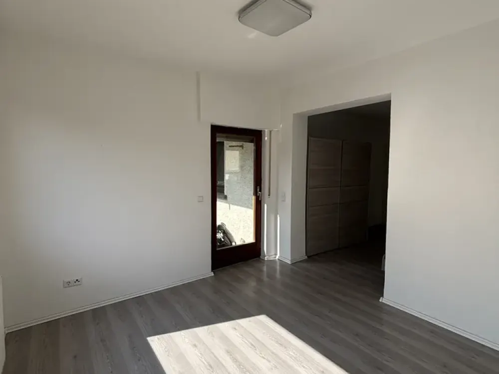 Riesiges WG Zimmer für Single oder Paare ab sofort verfügbar!