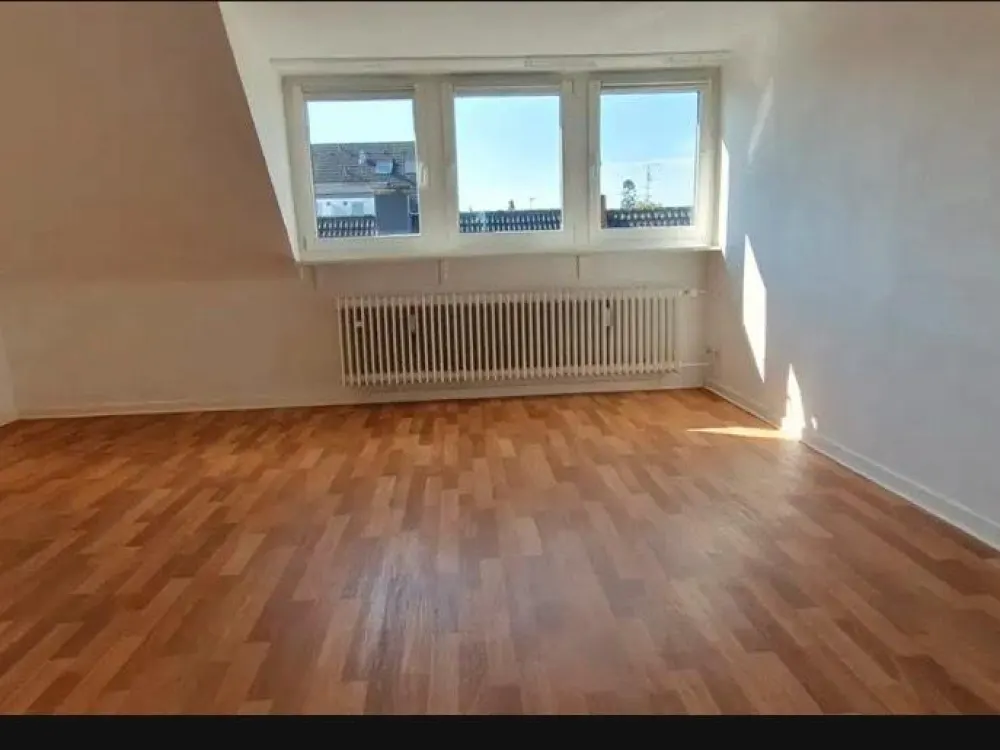 Helle 3-Zimmer-DGW mit ausgebauten Spitzboden und Garten