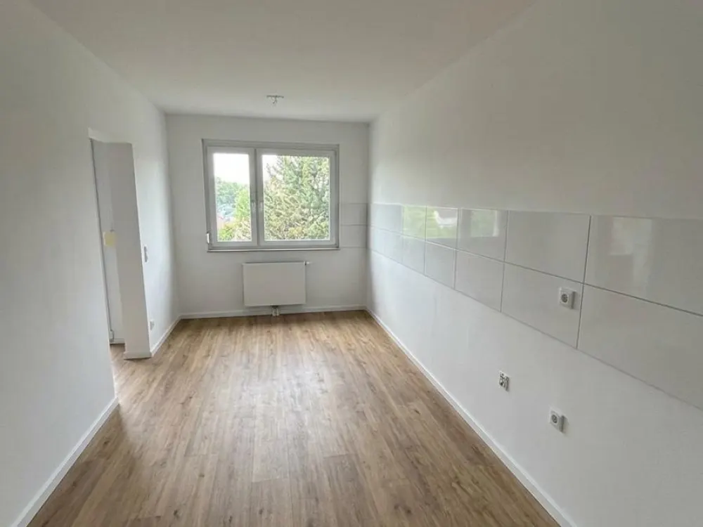 Schöne, neu sanierte 4 Zimmer Wohnung in zentraler Lage