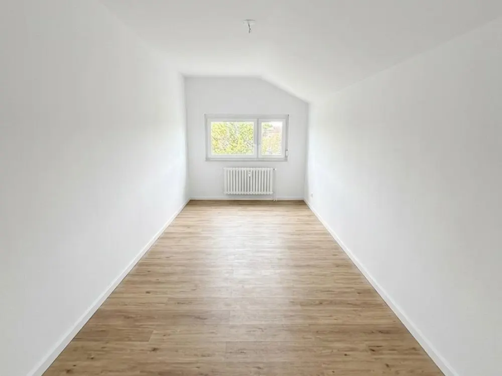 Schöne, neu sanierte 4 Zimmer Wohnung in zentraler Lage