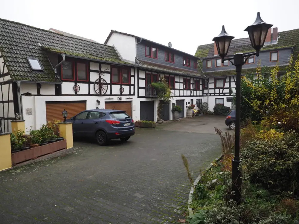 Friedrichsdorf zentral - großzügige 4,5 Zi.-Whg. ca. 125 qm Wfl. zentrale Wohnlage € 1.390,-- +UKt