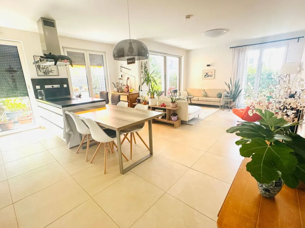 Möblierte 4-Zimmer-Wohnung mit Garten, Terrasse und Tiefgaragenstellplatz in Frankfurt-Oberrad