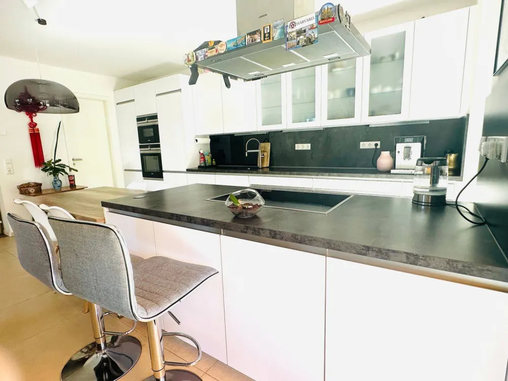Möblierte 4-Zimmer-Wohnung mit Garten, Terrasse und Tiefgaragenstellplatz in Frankfurt-Oberrad