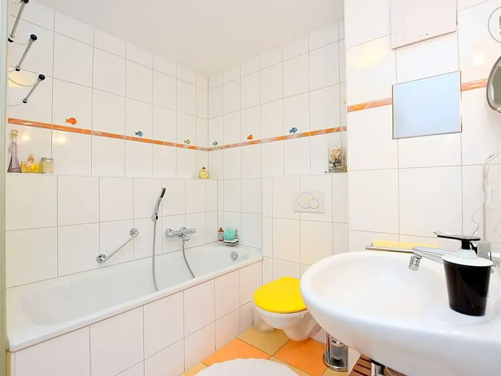 Gepflegte und schön möblierte Wohnung mit großem Balkon und TG-Stellplatz in Stuttgart-Hausen