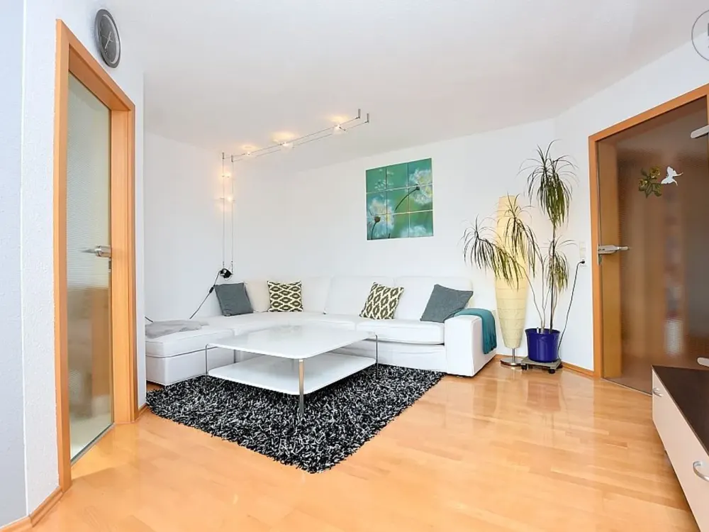 Gepflegte und schön möblierte Wohnung mit großem Balkon und TG-Stellplatz in Stuttgart-Hausen