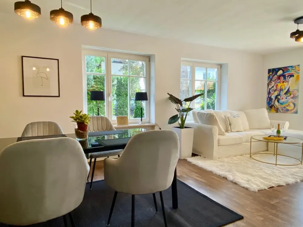 Top Möbliert / Fully furnished: Elegante 3-Zi-Gartenwohung, WLAN, Home Office, TG-Stellplatz