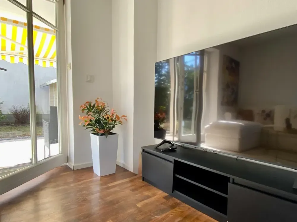 Top Möbliert / Fully furnished: Elegante 3-Zi-Gartenwohung, WLAN, Home Office, TG-Stellplatz