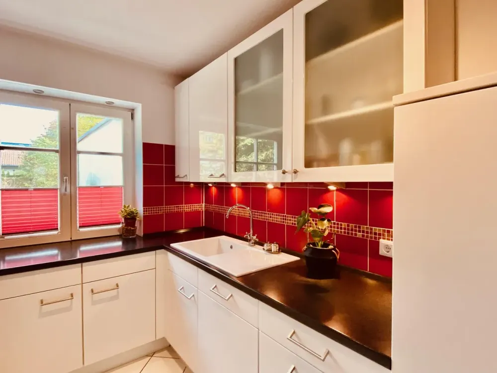 Top Möbliert / Fully furnished: Elegante 3-Zi-Gartenwohung, WLAN, Home Office, TG-Stellplatz