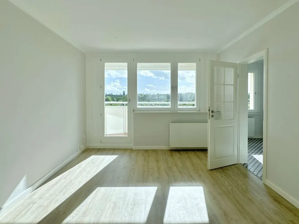 Hochwertig sanierte 2-Zi.-Wohnung mit exklusiver Einbauküche, PKW-Stellplatz und Südwestbalkon