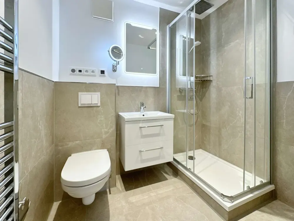Hochwertig sanierte 2-Zi.-Wohnung mit exklusiver Einbauküche, PKW-Stellplatz und Südwestbalkon