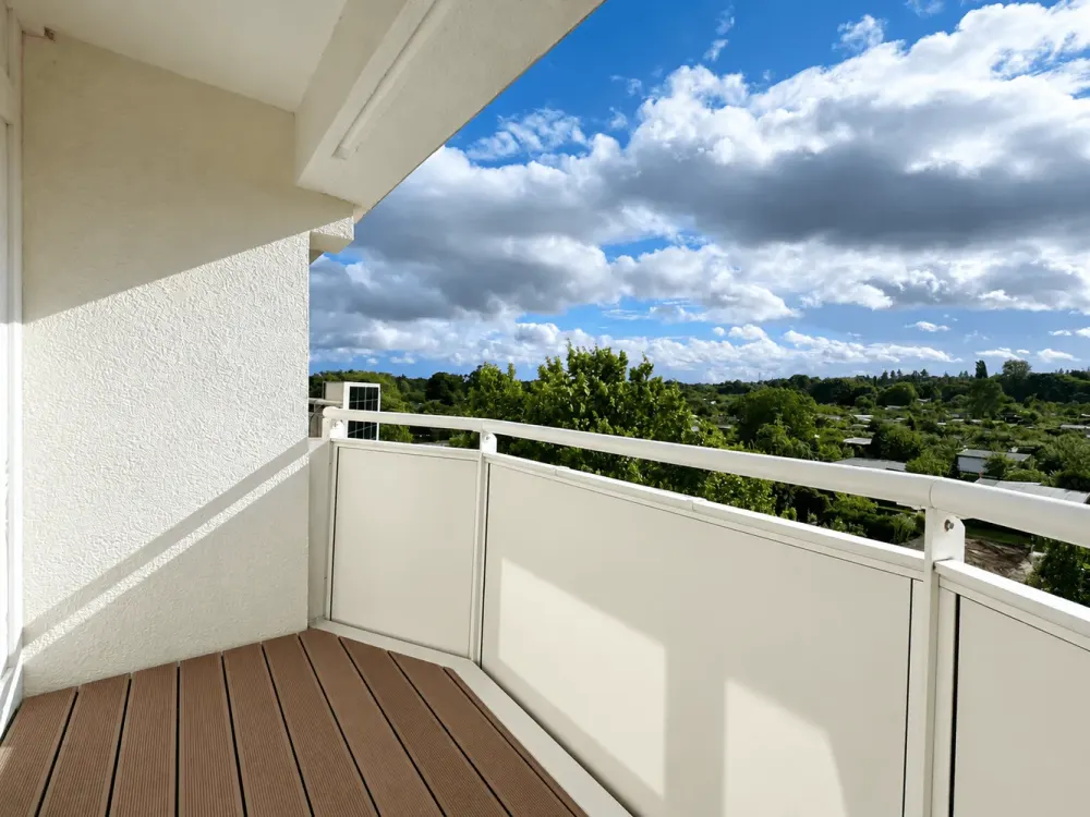 Hochwertig sanierte 2-Zi.-Wohnung mit exklusiver Einbauküche, PKW-Stellplatz und Südwestbalkon