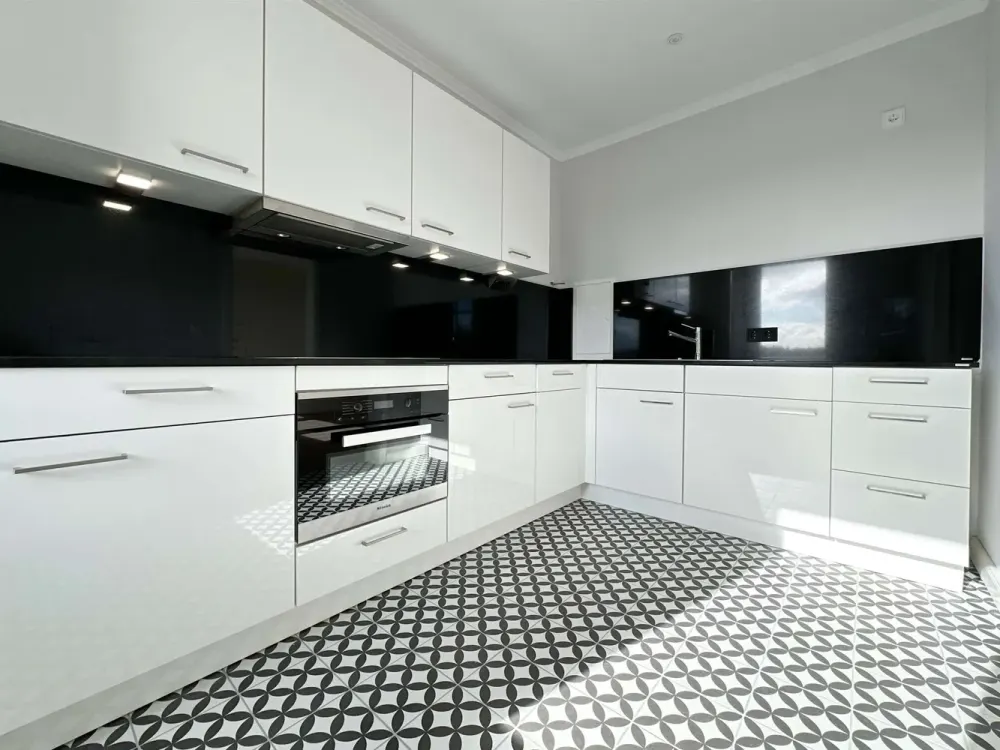 Hochwertig sanierte 2-Zi.-Wohnung mit exklusiver Einbauküche, PKW-Stellplatz und Südwestbalkon