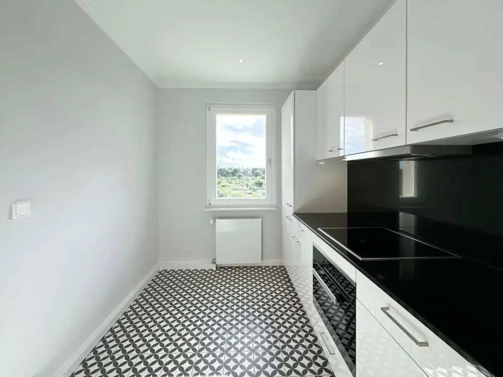 Hochwertig sanierte 2-Zi.-Wohnung mit exklusiver Einbauküche, PKW-Stellplatz und Südwestbalkon
