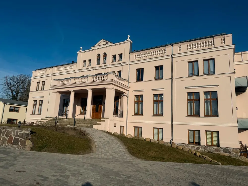 High-quality 4-room apartment in Gutshaus Niekrenz seeks new tenant ⭐️⭐️⭐️⭐️⭐️