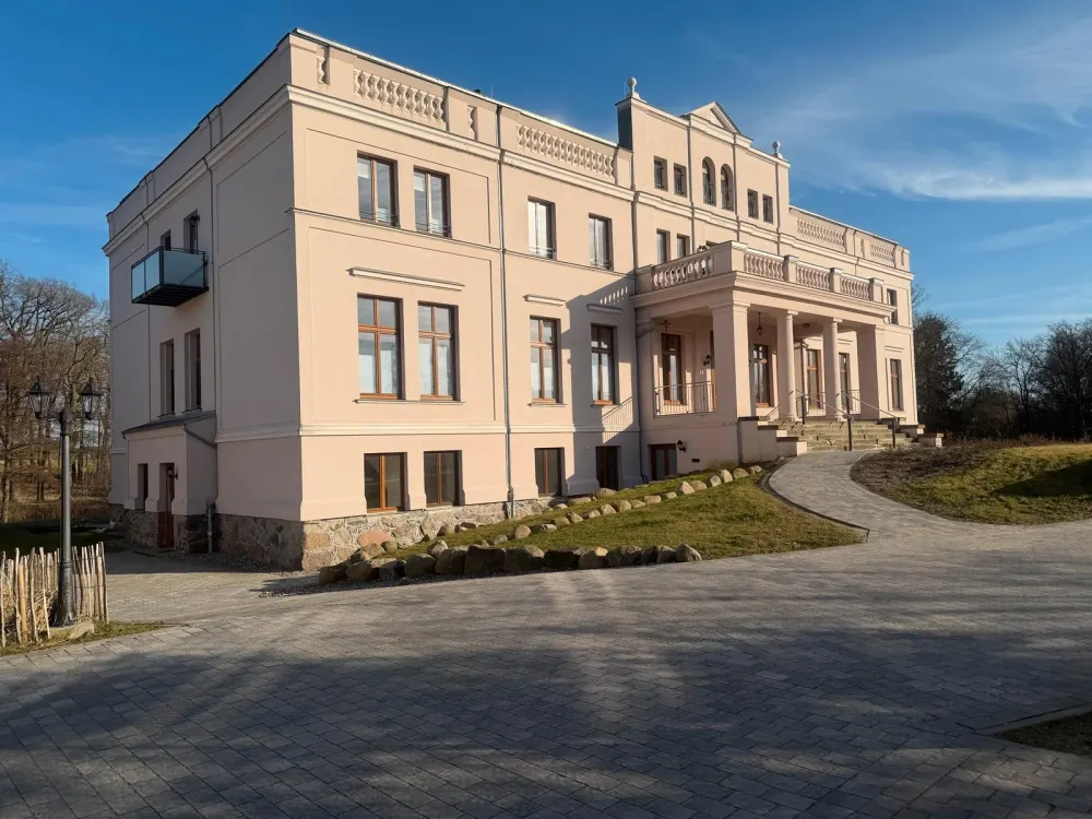 High-quality 4-room apartment in Gutshaus Niekrenz seeks new tenant ⭐️⭐️⭐️⭐️⭐️