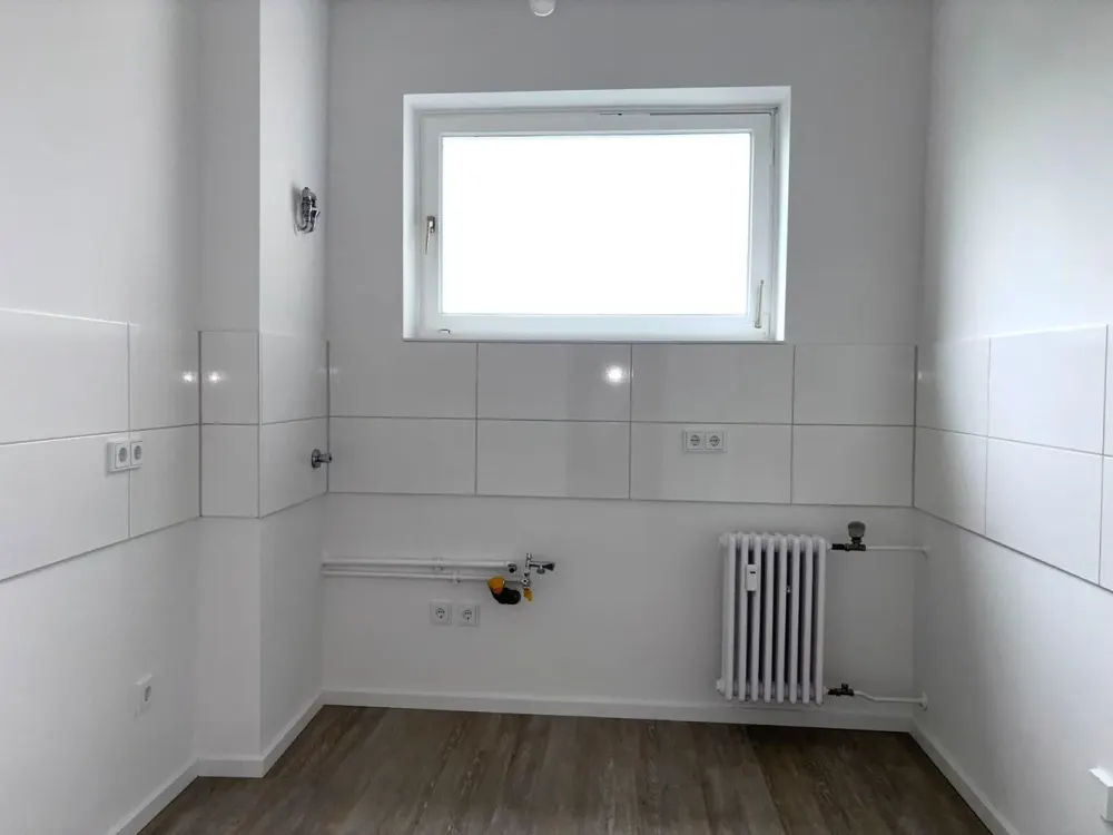 Gemütliche Pärchen-Wohnung im Grünen! Mit Balkon, Aufzug und Wannenbad!