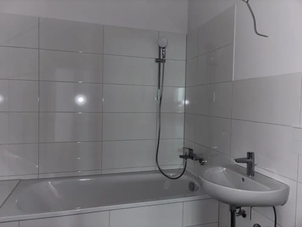 Gemütliche Pärchen-Wohnung im Grünen! Mit Balkon, Aufzug und Wannenbad!