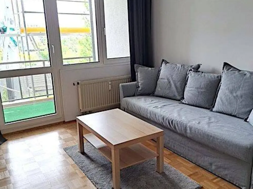 ruhige renovierte 2-Zi. Wohnung mit Balkon,EBK, ca.55qm,für 3 Jahre am Olympiapark. +Stellplatz