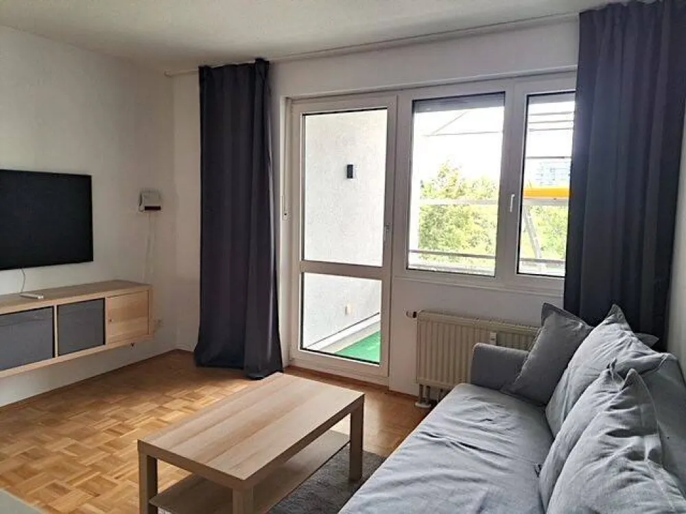 ruhige renovierte 2-Zi. Wohnung mit Balkon,EBK, ca.55qm,für 3 Jahre am Olympiapark. +Stellplatz