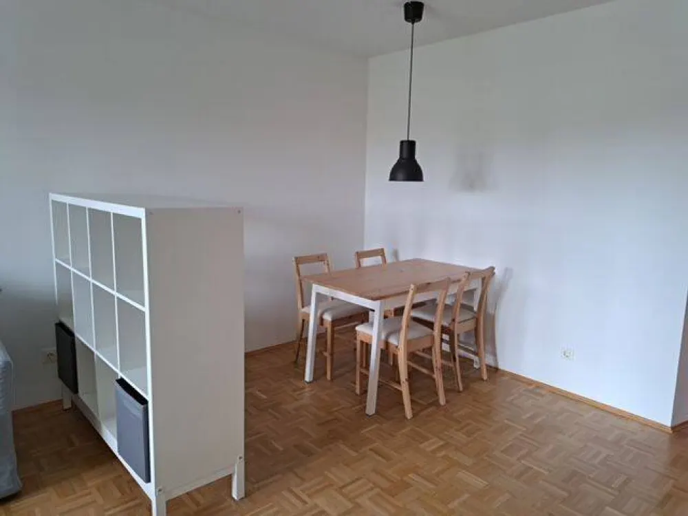 ruhige renovierte 2-Zi. Wohnung mit Balkon,EBK, ca.55qm,für 3 Jahre am Olympiapark. +Stellplatz