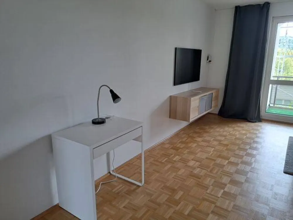 ruhige renovierte 2-Zi. Wohnung mit Balkon,EBK, ca.55qm,für 3 Jahre am Olympiapark. +Stellplatz